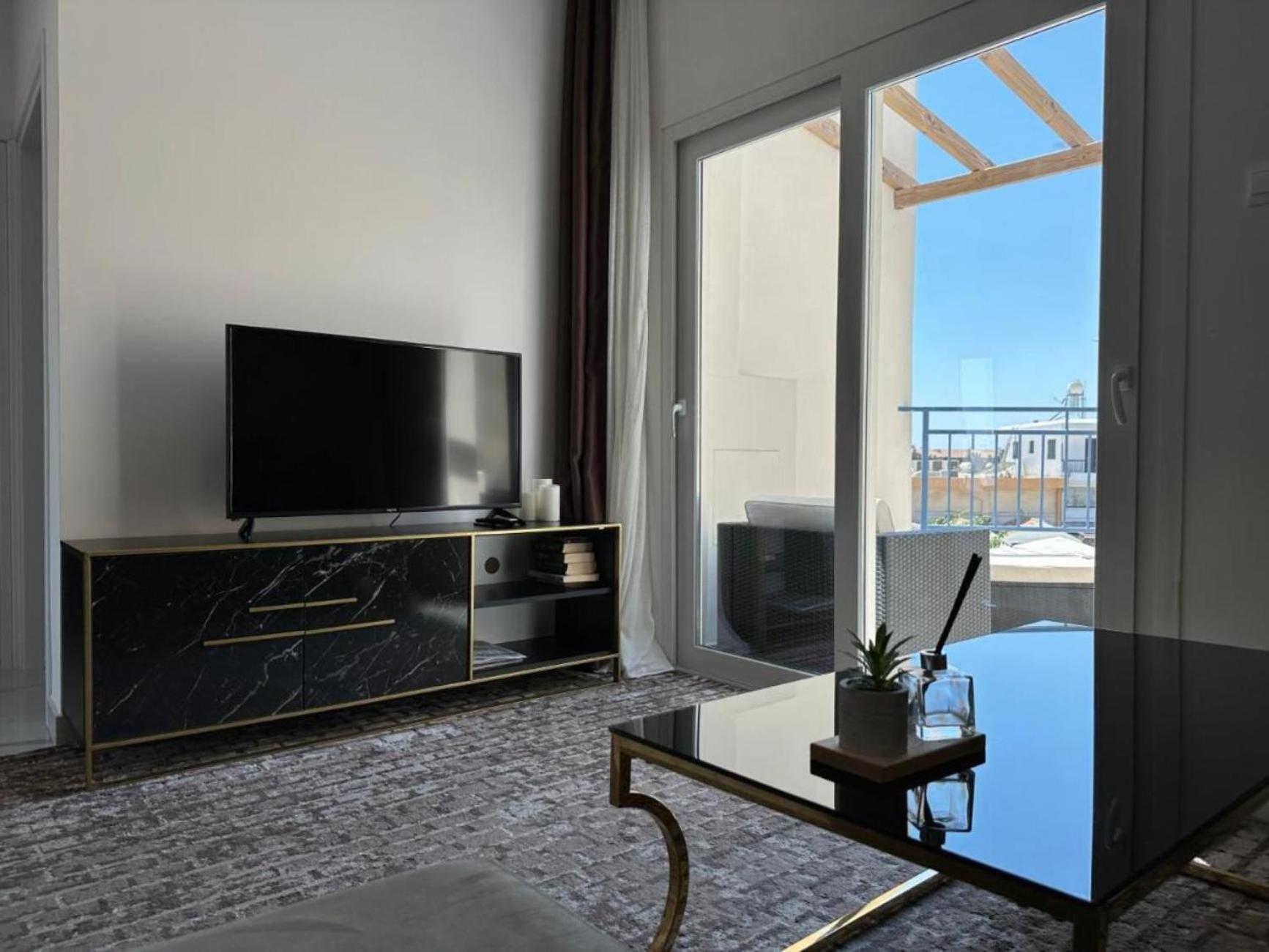 H&O Boulevard Breeze Apartment! Paphos Exterior foto